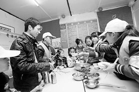 志愿者们准备就餐